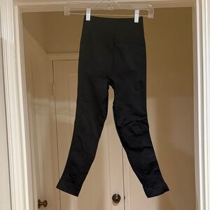 Lululemon Zone In Crop Size 2, Black